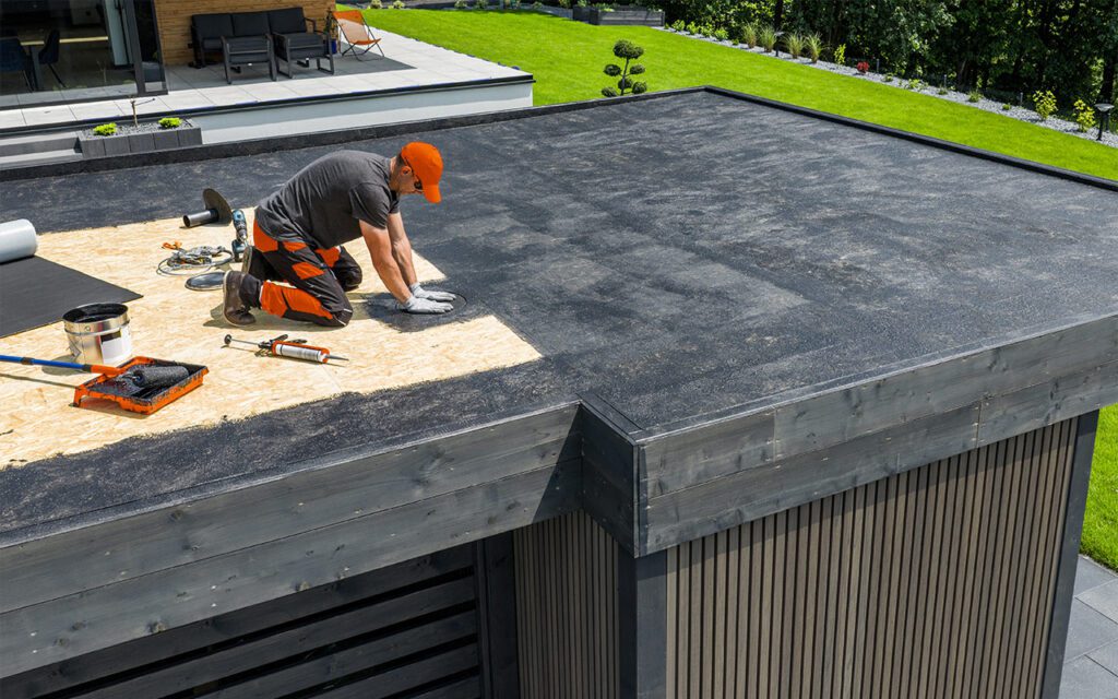 Flat roofing system on a building