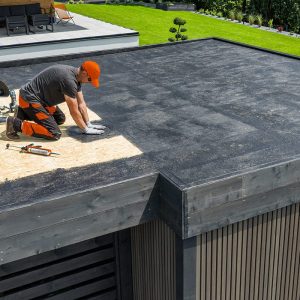 Flat roofing system on a building