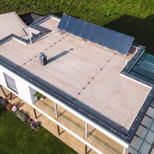 Flat roofing system on a building
